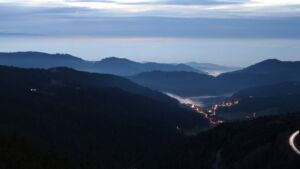 Dieses Bild zeigt eine Webcam-Aufnahme vom Achertal, aufgenommen am Mittwoch, den 03.12.2025 um 17:20 Uhr. Die Temperatur betrug 4.8°C.