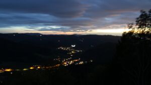 Dieses Bild zeigt eine Webcam-Aufnahme vom Achertal, aufgenommen am Donnerstag, den 22.10.2026 um 19:10 Uhr. Die Temperatur betrug 7.9°C.