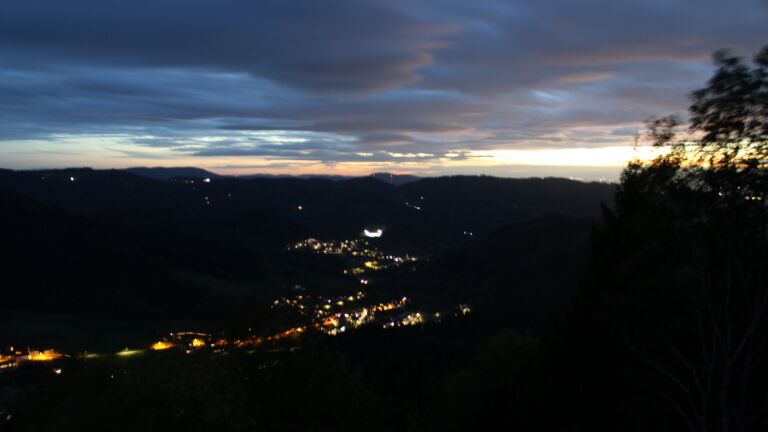 Dieses Bild zeigt eine Webcam-Aufnahme vom Achertal, aufgenommen am Donnerstag, den 22.10.2026 um 19:10 Uhr. Die Temperatur betrug 7.9°C.