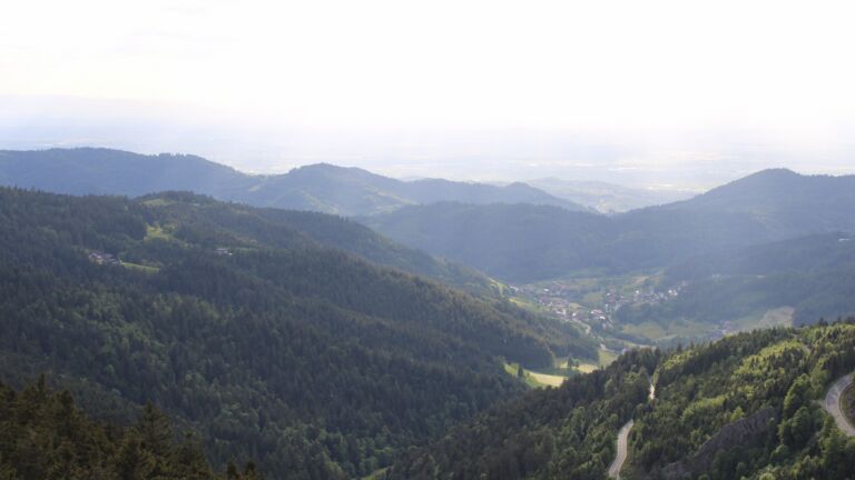 Dieses Bild zeigt eine Webcam-Aufnahme vom Achertal, aufgenommen am Freitag, den 16.05.2025 um 19:10 Uhr. Die Temperatur betrug 11°C.