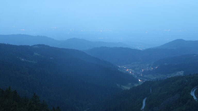 Dieses Bild zeigt eine Webcam-Aufnahme vom Achertal, aufgenommen am Samstag, den 24.05.2025 um 21:40 Uhr. Die Temperatur betrug 5.6°C.