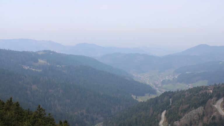 Dieses Bild zeigt eine Webcam-Aufnahme vom Achertal, aufgenommen am Montag, den 23.03.2026 um 11:00 Uhr. Die Temperatur betrug 8.4°C.