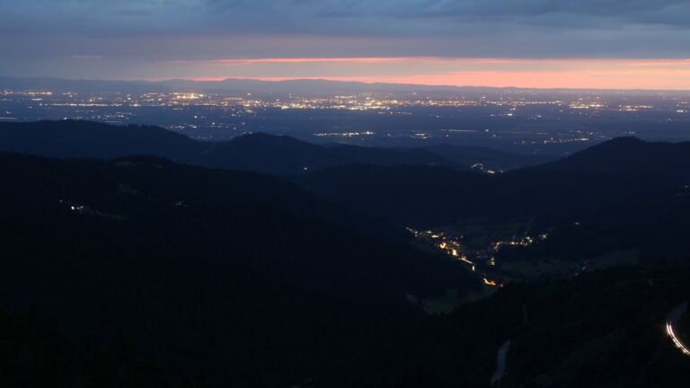 Dieses Bild zeigt eine Webcam-Aufnahme vom Achertal, aufgenommen am Freitag, den 22.08.2025 um 21:10 Uhr. Die Temperatur betrug 11.4°C.