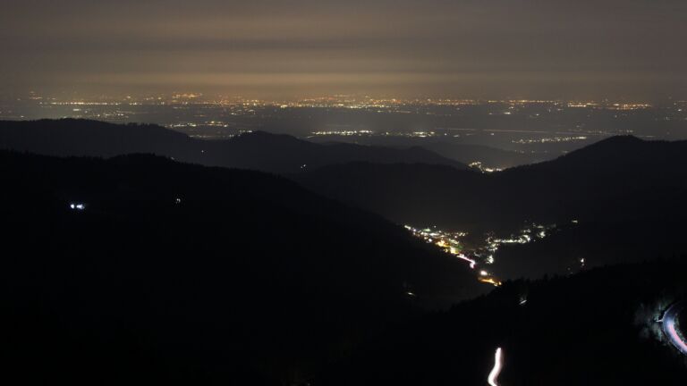 Dieses Bild zeigt eine Webcam-Aufnahme vom Achertal, aufgenommen am Sonntag, den 08.03.2026 um 19:40 Uhr. Die Temperatur betrug 9.2°C.