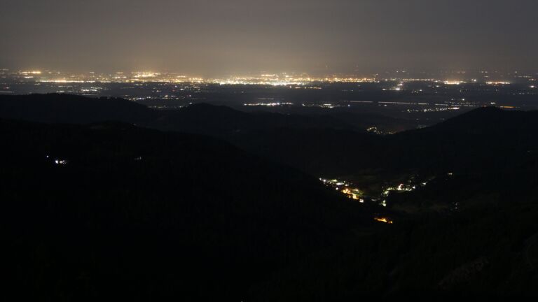Dieses Bild zeigt eine Webcam-Aufnahme vom Achertal, aufgenommen am Dienstag, den 17.06.2025 um 03:00 Uhr. Die Temperatur betrug 11.8°C.
