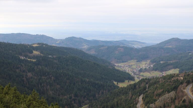 Dieses Bild zeigt eine Webcam-Aufnahme vom Achertal, aufgenommen am Mittwoch, den 17.12.2025 um 13:00 Uhr. Die Temperatur betrug 6.9°C.