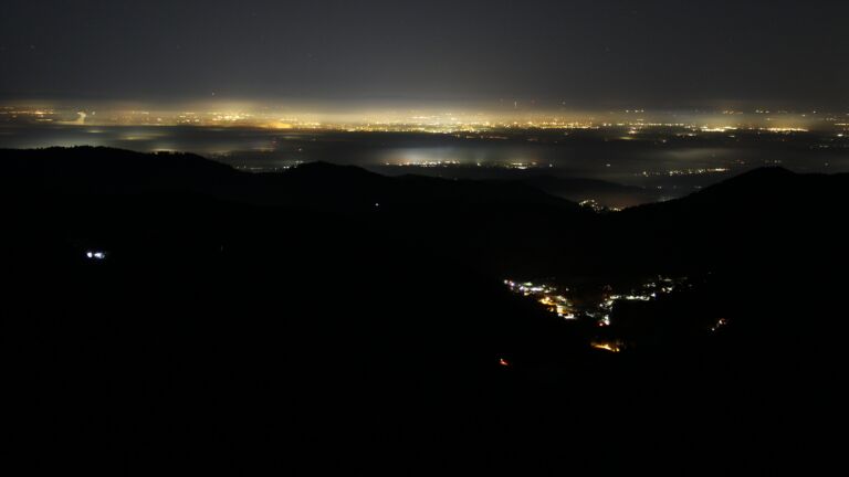 Dieses Bild zeigt eine Webcam-Aufnahme vom Achertal, aufgenommen am Montag, den 29.12.2025 um 03:30 Uhr. Die Temperatur betrug 1.5°C.