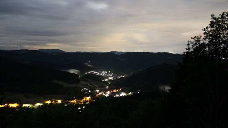 Dieses Bild zeigt eine Webcam-Aufnahme vom Achertal, aufgenommen am Montag, den 01.06.2026 um 01:00 Uhr. Die Temperatur betrug 12.7°C.