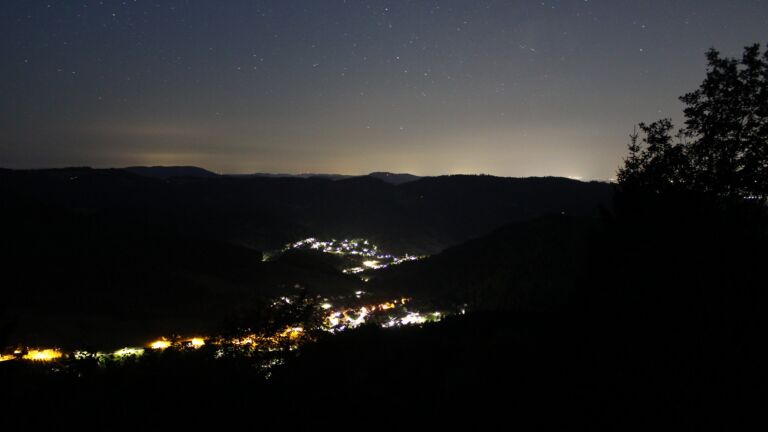 Dieses Bild zeigt eine Webcam-Aufnahme vom Achertal, aufgenommen am Mittwoch, den 22.07.2026 um 03:40 Uhr. Die Temperatur betrug 13.7°C.