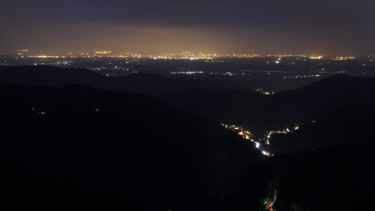 Dieses Bild zeigt eine Webcam-Aufnahme vom Achertal, aufgenommen am Samstag, den 24.05.2025 um 22:20 Uhr. Die Temperatur betrug 5.6°C.