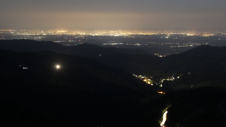 Dieses Bild zeigt eine Webcam-Aufnahme vom Achertal, aufgenommen am Sonntag, den 10.08.2025 um 22:40 Uhr. Die Temperatur betrug 16.6°C.