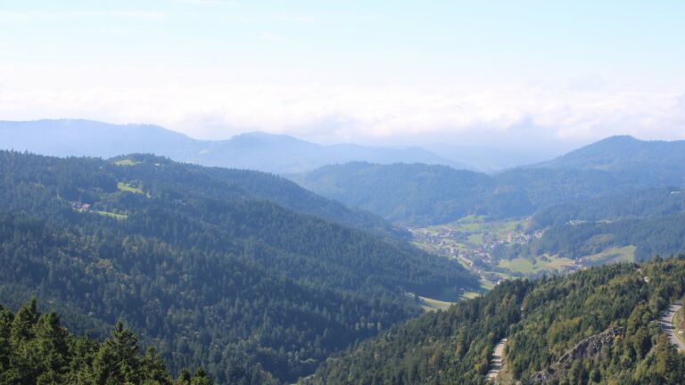 Dieses Bild zeigt eine Webcam-Aufnahme vom Achertal, aufgenommen am Sonntag, den 28.09.2025 um 14:50 Uhr. Die Temperatur betrug 12°C.