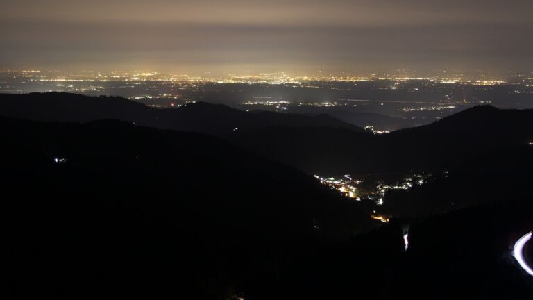 Dieses Bild zeigt eine Webcam-Aufnahme vom Achertal, aufgenommen am Samstag, den 07.03.2026 um 20:00 Uhr. Die Temperatur betrug 9.4°C.