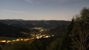 Dieses Bild zeigt eine Webcam-Aufnahme vom Achertal, aufgenommen am Samstag, den 26.09.2026 um 23:30 Uhr. Die Temperatur betrug 19.4°C.
