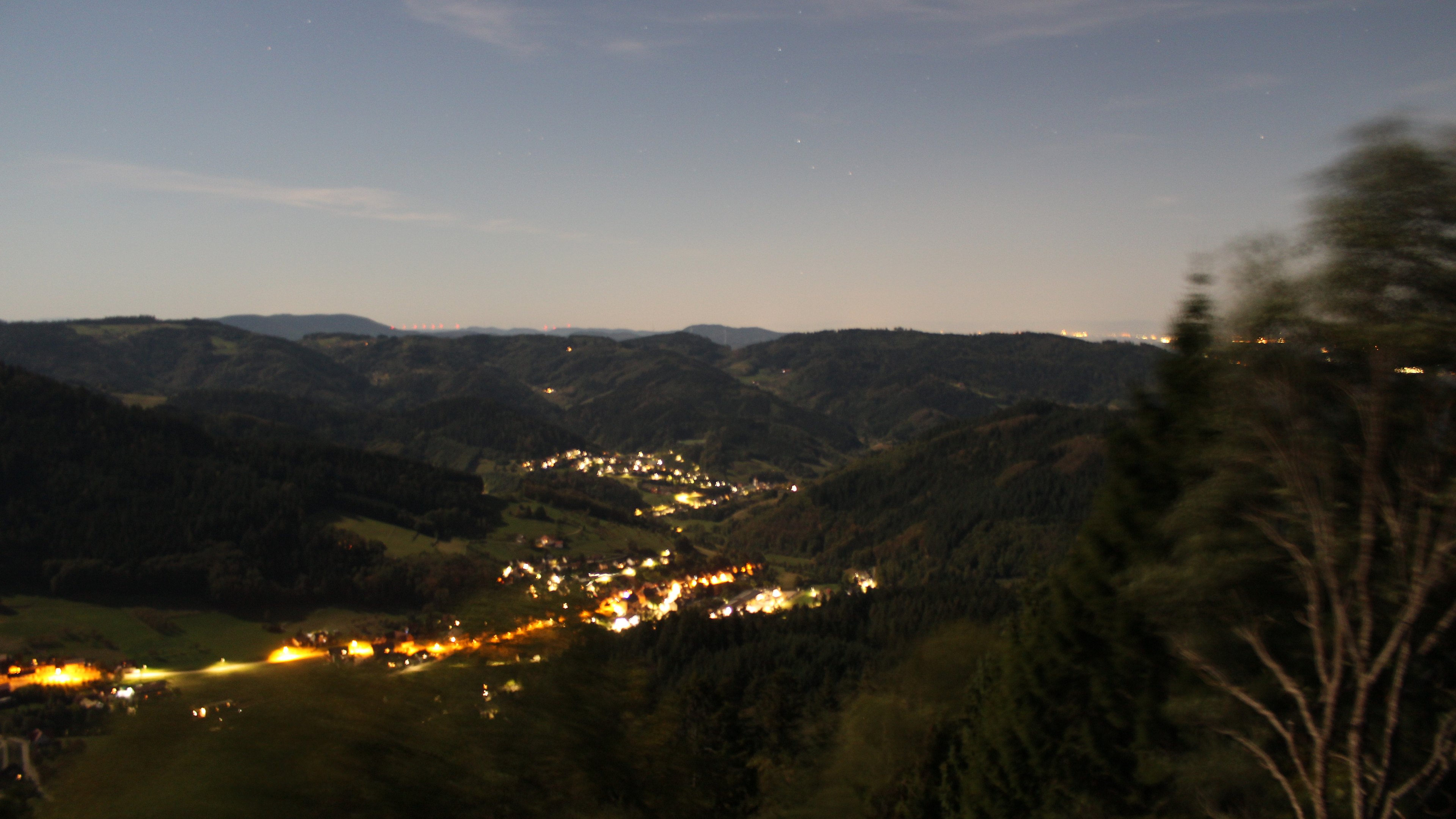 Dieses Bild zeigt eine Webcam-Aufnahme vom Achertal, aufgenommen am Samstag, den 26.09.2026 um 23:30 Uhr. Die Temperatur betrug 19.4°C.