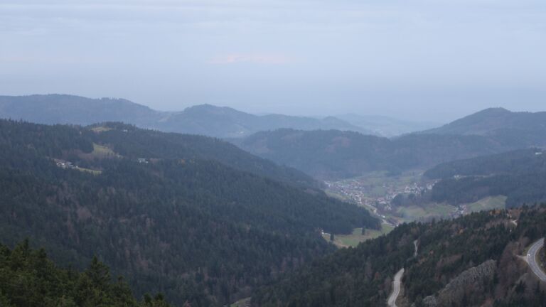 Dieses Bild zeigt eine Webcam-Aufnahme vom Achertal, aufgenommen am Samstag, den 15.11.2025 um 16:30 Uhr. Die Temperatur betrug 10.6°C.