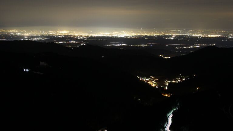 Dieses Bild zeigt eine Webcam-Aufnahme vom Achertal, aufgenommen am Donnerstag, den 15.01.2026 um 22:00 Uhr. Die Temperatur betrug 5°C.