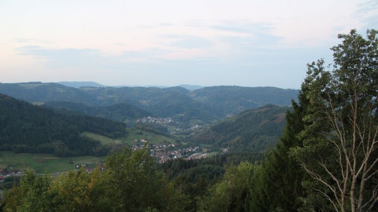 Dieses Bild zeigt eine Webcam-Aufnahme vom Achertal, aufgenommen am Montag, den 28.09.2026 um 07:10 Uhr. Die Temperatur betrug 19.6°C.