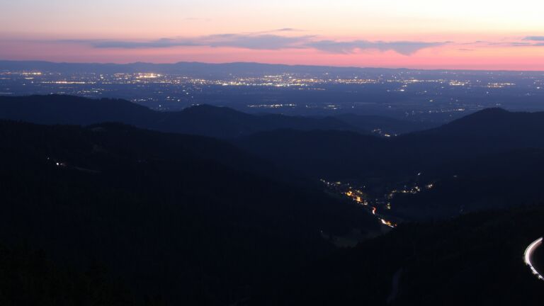 Dieses Bild zeigt eine Webcam-Aufnahme vom Achertal, aufgenommen am Freitag, den 11.07.2025 um 22:30 Uhr. Die Temperatur betrug 13.8°C.