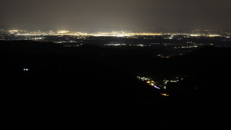 Dieses Bild zeigt eine Webcam-Aufnahme vom Achertal, aufgenommen am Donnerstag, den 13.11.2025 um 01:00 Uhr. Die Temperatur betrug 13.2°C.