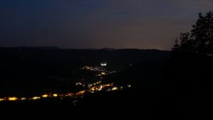 Dieses Bild zeigt eine Webcam-Aufnahme vom Achertal, aufgenommen am Samstag, den 20.06.2026 um 23:00 Uhr. Die Temperatur betrug 26.9°C.