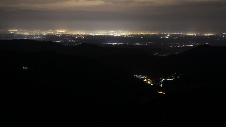 Dieses Bild zeigt eine Webcam-Aufnahme vom Achertal, aufgenommen am Montag, den 20.10.2025 um 01:00 Uhr. Die Temperatur betrug 10.9°C.