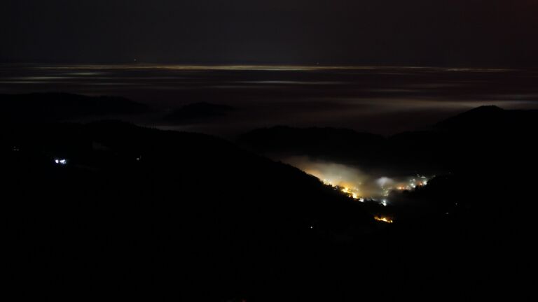 Dieses Bild zeigt eine Webcam-Aufnahme vom Achertal, aufgenommen am Montag, den 19.01.2026 um 23:30 Uhr. Die Temperatur betrug 6.9°C.