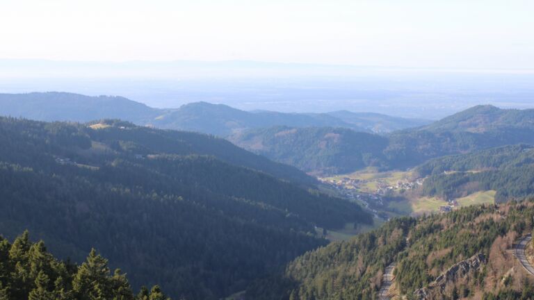 Dieses Bild zeigt eine Webcam-Aufnahme vom Achertal, aufgenommen am Donnerstag, den 18.12.2025 um 13:50 Uhr. Die Temperatur betrug 7.9°C.