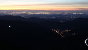 Dieses Bild zeigt eine Webcam-Aufnahme vom Achertal, aufgenommen am Donnerstag, den 18.12.2025 um 17:30 Uhr. Die Temperatur betrug 6.8°C.