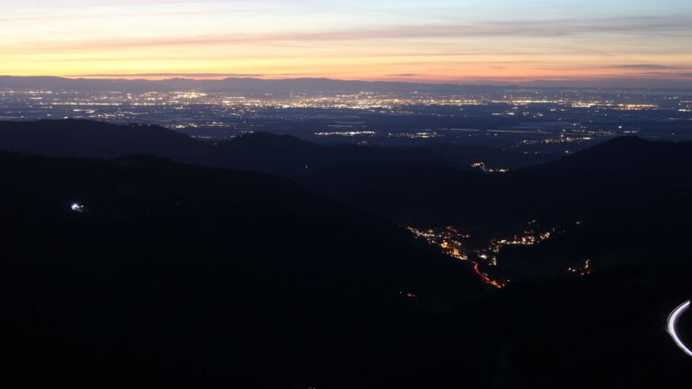 Dieses Bild zeigt eine Webcam-Aufnahme vom Achertal, aufgenommen am Donnerstag, den 18.12.2025 um 17:30 Uhr. Die Temperatur betrug 6.8°C.