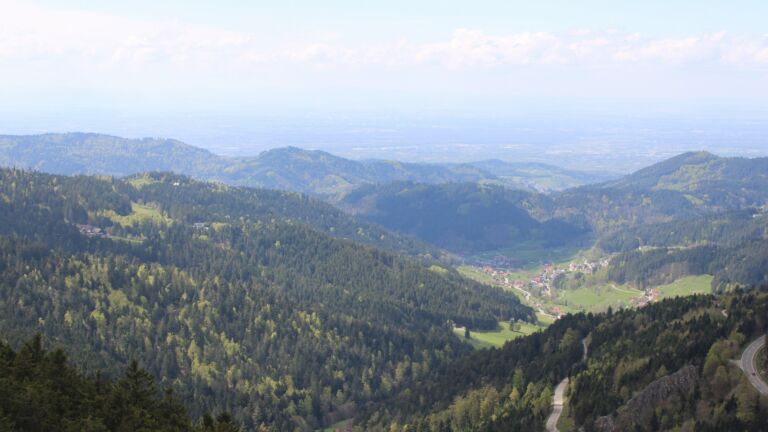 Dieses Bild zeigt eine Webcam-Aufnahme vom Achertal, aufgenommen am Montag, den 20.04.2026 um 14:00 Uhr. Die Temperatur betrug 7.7°C.