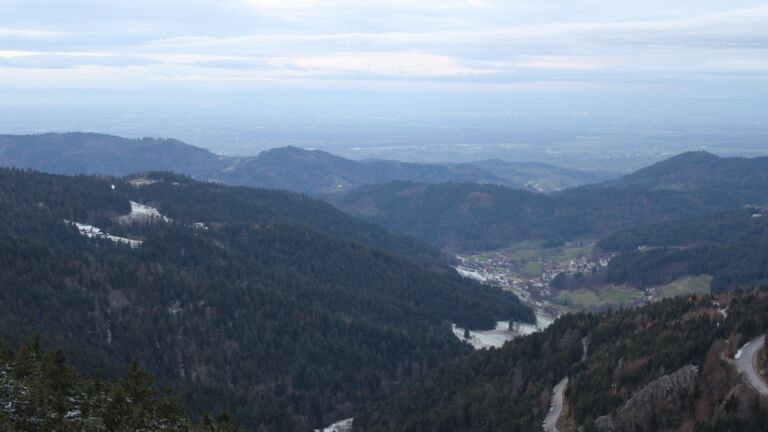 Dieses Bild zeigt eine Webcam-Aufnahme vom Achertal, aufgenommen am Mittwoch, den 19.11.2025 um 16:50 Uhr. Die Temperatur betrug -1.6°C.