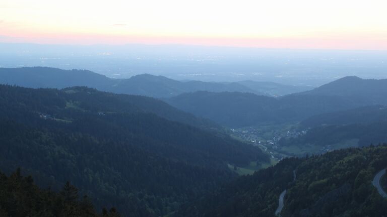 Dieses Bild zeigt eine Webcam-Aufnahme vom Achertal, aufgenommen am Samstag, den 09.05.2026 um 21:20 Uhr. Die Temperatur betrug 12.7°C.