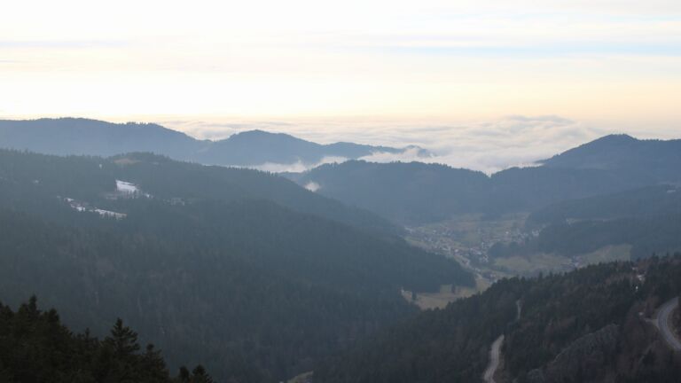 Dieses Bild zeigt eine Webcam-Aufnahme vom Achertal, aufgenommen am Mittwoch, den 04.02.2026 um 16:30 Uhr. Die Temperatur betrug 0.9°C.