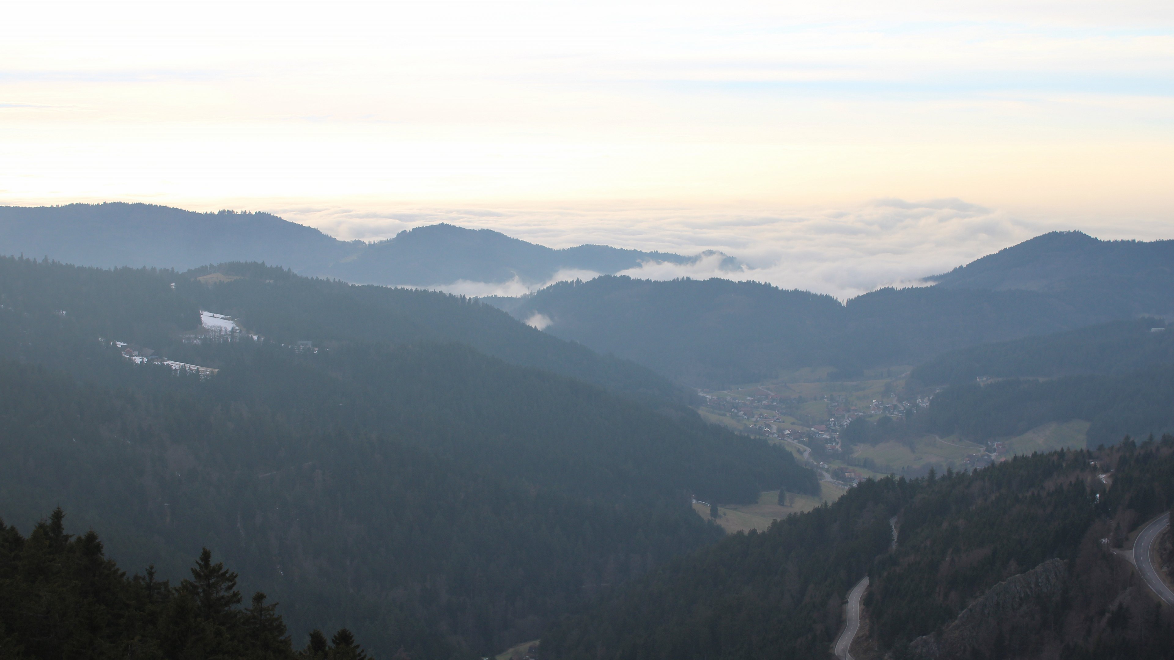 Dieses Bild zeigt eine Webcam-Aufnahme vom Achertal, aufgenommen am Mittwoch, den 04.02.2026 um 16:30 Uhr. Die Temperatur betrug 0.9°C.