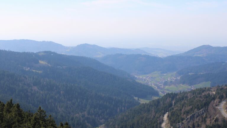 Dieses Bild zeigt eine Webcam-Aufnahme vom Achertal, aufgenommen am Donnerstag, den 19.03.2026 um 14:10 Uhr. Die Temperatur betrug 8.9°C.