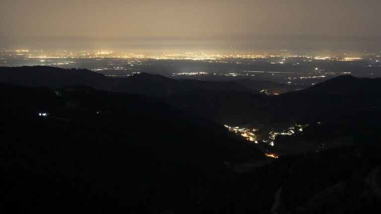 Dieses Bild zeigt eine Webcam-Aufnahme vom Achertal, aufgenommen am Donnerstag, den 05.03.2026 um 23:30 Uhr. Die Temperatur betrug 10.5°C.