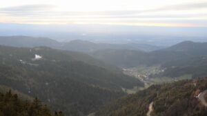 Dieses Bild zeigt eine Webcam-Aufnahme vom Achertal, aufgenommen am Samstag, den 04.04.2026 um 19:20 Uhr. Die Temperatur betrug 8°C.