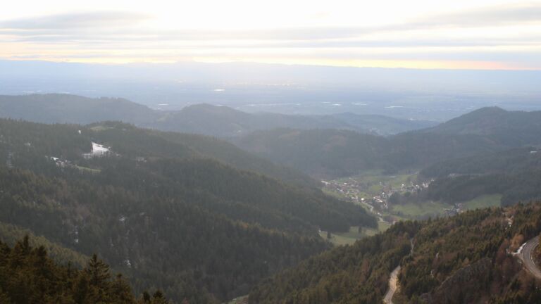 Dieses Bild zeigt eine Webcam-Aufnahme vom Achertal, aufgenommen am Samstag, den 04.04.2026 um 19:20 Uhr. Die Temperatur betrug 8°C.