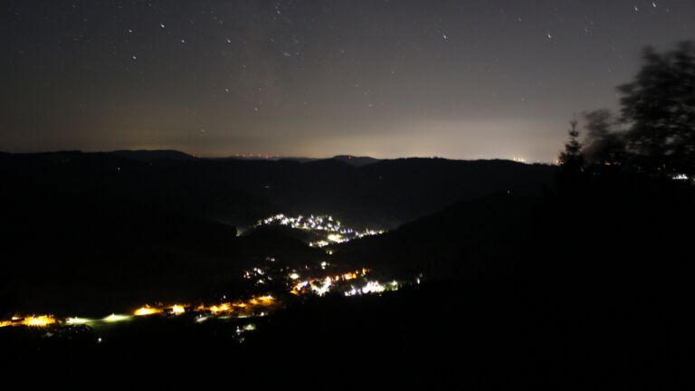 Dieses Bild zeigt eine Webcam-Aufnahme vom Achertal, aufgenommen am Freitag, den 24.07.2026 um 02:00 Uhr. Die Temperatur betrug 14.2°C.