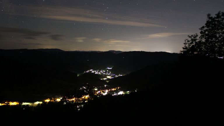 Dieses Bild zeigt eine Webcam-Aufnahme vom Achertal, aufgenommen am Sonntag, den 14.06.2026 um 02:50 Uhr. Die Temperatur betrug 13.6°C.