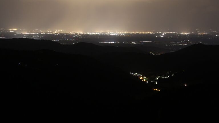 Dieses Bild zeigt eine Webcam-Aufnahme vom Achertal, aufgenommen am Donnerstag, den 26.06.2025 um 02:40 Uhr. Die Temperatur betrug 23.3°C.