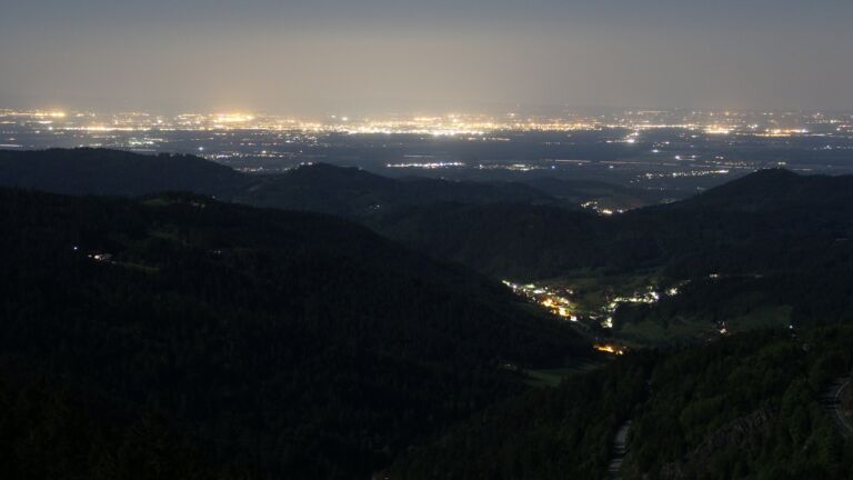 Dieses Bild zeigt eine Webcam-Aufnahme vom Achertal, aufgenommen am Freitag, den 09.05.2025 um 22:50 Uhr. Die Temperatur betrug 6.2°C.