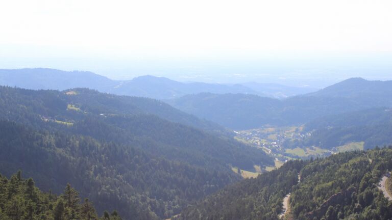 Dieses Bild zeigt eine Webcam-Aufnahme vom Achertal, aufgenommen am Sonntag, den 13.07.2025 um 17:50 Uhr. Die Temperatur betrug 21.9°C.