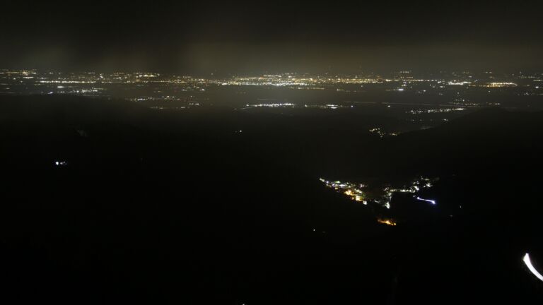 Dieses Bild zeigt eine Webcam-Aufnahme vom Achertal, aufgenommen am Samstag, den 21.02.2026 um 23:30 Uhr. Die Temperatur betrug 3.8°C.