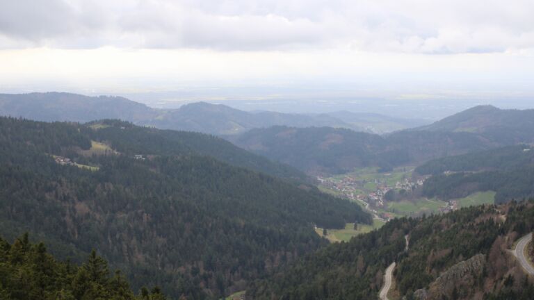 Dieses Bild zeigt eine Webcam-Aufnahme vom Achertal, aufgenommen am Dienstag, den 17.03.2026 um 15:10 Uhr. Die Temperatur betrug 5.8°C.