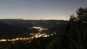 Dieses Bild zeigt eine Webcam-Aufnahme vom Achertal, aufgenommen am Dienstag, den 22.09.2026 um 21:30 Uhr. Die Temperatur betrug 12.9°C.