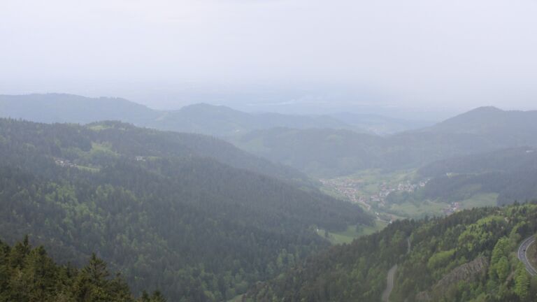 Dieses Bild zeigt eine Webcam-Aufnahme vom Achertal, aufgenommen am Samstag, den 03.05.2025 um 12:50 Uhr. Die Temperatur betrug 11.5°C.