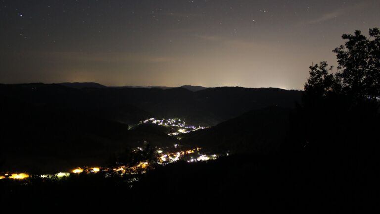 Dieses Bild zeigt eine Webcam-Aufnahme vom Achertal, aufgenommen am Montag, den 10.08.2026 um 04:10 Uhr. Die Temperatur betrug 23.1°C.