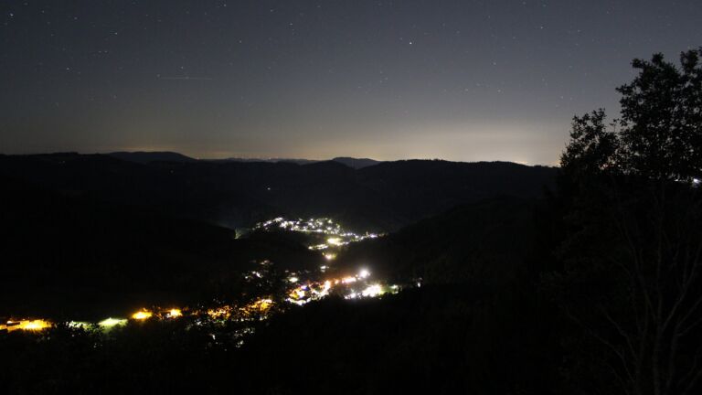 Dieses Bild zeigt eine Webcam-Aufnahme vom Achertal, aufgenommen am Dienstag, den 06.10.2026 um 04:30 Uhr. Die Temperatur betrug 15.7°C.